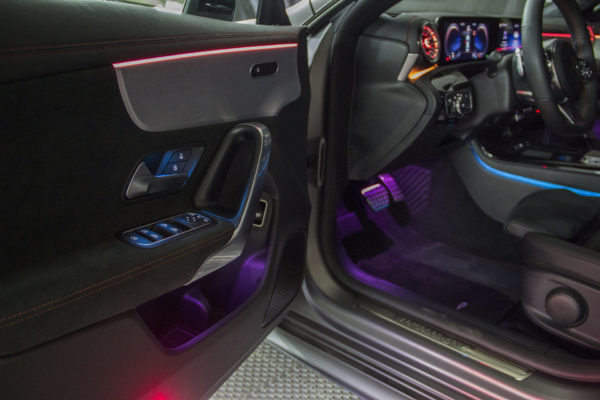 Подсветка кнопок двери Мерседеса CLA200.