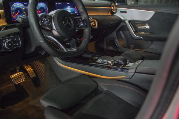 Оранжевая подсветка салона Мерседес CLA200.